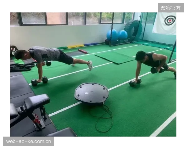 作为球队进攻核心,达瓦萨里经历高负荷赛季后,其世界杯期间的体能储备与爆发力成为关键变数。 作为球队进攻核心,达瓦萨里经历高负荷赛季后,其世界杯期间的体能储备与爆发力成为关键变数。